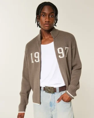 Afslappet sweater med grafisk lynlås
