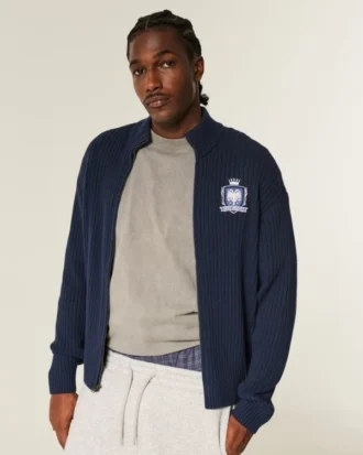 Afslappet sweater med lynlås og emblem