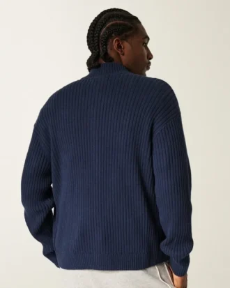 Afslappet sweater med lynlås og emblem