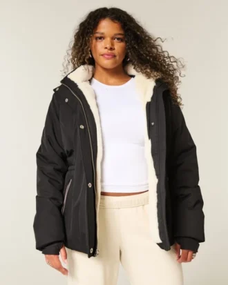 All-weather jakke med imiteret pelsfor