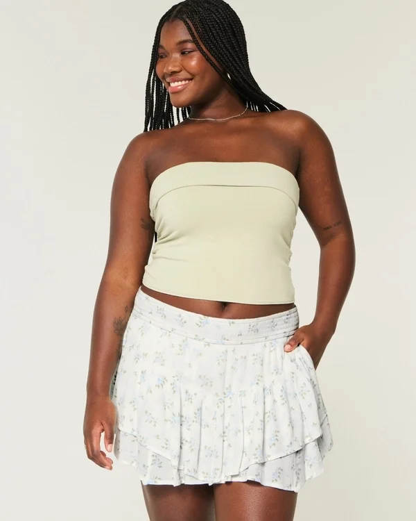 Asymmetrisk mini-skort med lagdelt kant Asymmetrisk mini-skort med lagdelt kant
