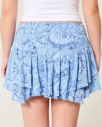 Asymmetrisk mini-skort med lagdelt kant