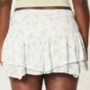 Asymmetrisk mini-skort med lagdelt kant Asymmetrisk mini-skort med lagdelt kant