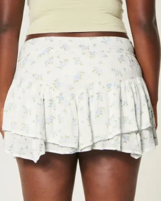 Asymmetrisk mini-skort med lagdelt kant
