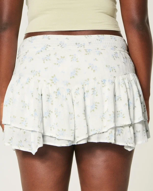 Asymmetrisk mini-skort med lagdelt kant Asymmetrisk mini-skort med lagdelt kant