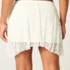 Asymmetrisk miniskirt med blonder Asymmetrisk miniskirt med blonder