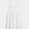Babydoll-minikjole med bindebånd Babydoll-minikjole med bindebånd