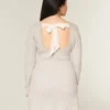Babydoll-sweater-minikjole med bindebånd bagpå