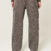 Baggy malerjeans med leopardprint Baggy malerjeans med leopardprint