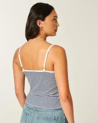 Blonderdetaljeret peplum-top