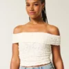 Bluse med blondekant og bare skuldre Bluse med blondekant og bare skuldre