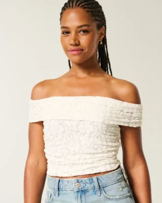 Bluse med blondekant og bare skuldre