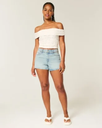 Bluse med blondekant og bare skuldre