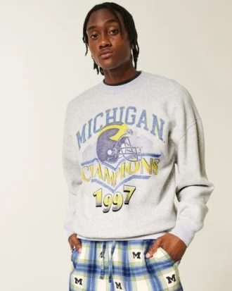 Boxy University of Michigan Wolverines Graphic Crew Sweatshirt Boxy University of Michigan Wolverines Graphic Crew Sweatshirt