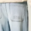 Broderede lysvaskede skaterbaggy jeans Broderede lysvaskede skaterbaggy jeans