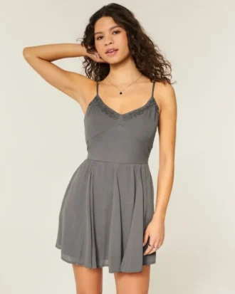 Broderet minikjole