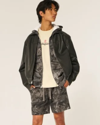 Camouflage-fleece-shorts, der går til over knæet