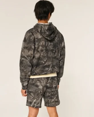 Camouflage-fleece-shorts, der går til over knæet
