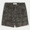 Camouflage-fleece-shorts, der går til over knæet Camouflage-fleece-shorts, der går til over knæet