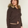 Cardigan med hætte og kant i imiteret pels Cardigan med hætte og kant i imiteret pels