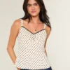 Chiffon-tanktop med blondekant Chiffon-tanktop med blondekant