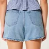 Curvy højtaljede, mediumvaskede, afslappede denimshorts 5″ Curvy højtaljede, mediumvaskede, afslappede denimshorts 5″