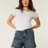 Curvy højtaljede, mørkvaskede, afslappede denimshorts 5″ Curvy højtaljede, mørkvaskede, afslappede denimshorts 5″
