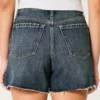 Curvy højtaljede, mørkvaskede, afslappede denimshorts 5″ Curvy højtaljede, mørkvaskede, afslappede denimshorts 5″