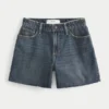 Curvy højtaljede, mørkvaskede, afslappede denimshorts 5″ Curvy højtaljede, mørkvaskede, afslappede denimshorts 5″