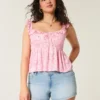Curvy lavtaljede, lysvaskede shorts i denim med blomsterbroderi Curvy lavtaljede, lysvaskede shorts i denim med blomsterbroderi