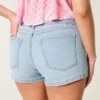 Curvy lavtaljede, lysvaskede shorts i denim med blomsterbroderi Curvy lavtaljede, lysvaskede shorts i denim med blomsterbroderi