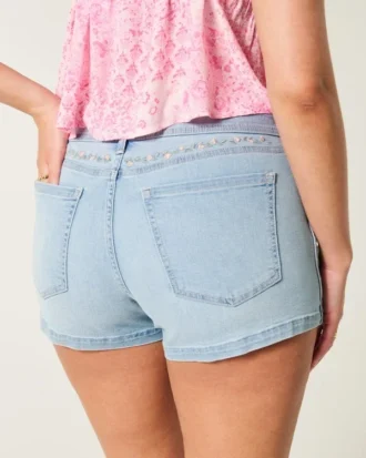 Curvy lavtaljede, lysvaskede shorts i denim med blomsterbroderi