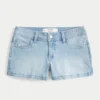 Curvy lavtaljede, lysvaskede shorts i denim med blomsterbroderi Curvy lavtaljede, lysvaskede shorts i denim med blomsterbroderi