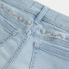 Curvy lavtaljede, lysvaskede shorts i denim med blomsterbroderi Curvy lavtaljede, lysvaskede shorts i denim med blomsterbroderi