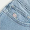 Curvy lavtaljede, lysvaskede shorts i denim med blomsterbroderi Curvy lavtaljede, lysvaskede shorts i denim med blomsterbroderi