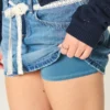 Denim miniskort med blonder og bånd Denim miniskort med blonder og bånd