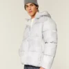Faux fur-foret pufferjakke med hætte Faux fur-foret pufferjakke med hætte