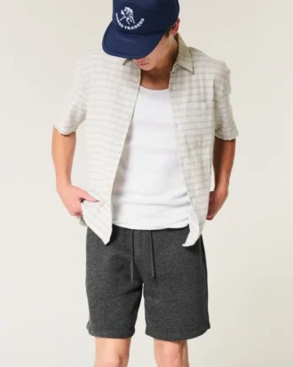 Fleece-shorts med ikonisk motiv over knæet