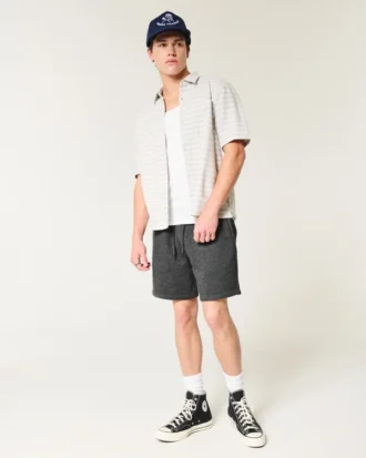 Fleece-shorts med ikonisk motiv over knæet