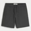 Fleece-shorts med ikonisk motiv over knæet Fleece-shorts med ikonisk motiv over knæet