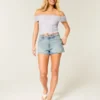 Højtaljede A-line denimshorts i lys vask med distressed-look Højtaljede A-line denimshorts i lys vask med distressed-look