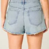 Højtaljede A-line denimshorts i lys vask med distressed-look Højtaljede A-line denimshorts i lys vask med distressed-look