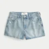 Højtaljede A-line denimshorts i lys vask med distressed-look Højtaljede A-line denimshorts i lys vask med distressed-look