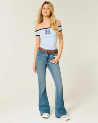 Højtaljede jeans med medium vask og udvidede ben