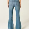 Højtaljede jeans med medium vask og udvidede ben Højtaljede jeans med medium vask og udvidede ben