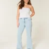 Højtaljede, lysvaskede flare-jeans med broderet hjerte Højtaljede, lysvaskede flare-jeans med broderet hjerte