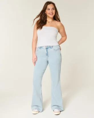 Højtaljede, lysvaskede flare-jeans med broderet hjerte