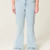 Højtaljede, lysvaskede flare-jeans med broderet hjerte Højtaljede, lysvaskede flare-jeans med broderet hjerte