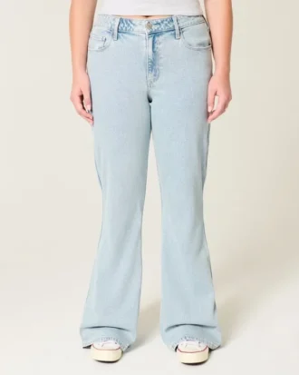 Højtaljede, lysvaskede flare-jeans med broderet hjerte