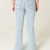 Højtaljede, lysvaskede flare-jeans med broderet hjerte Højtaljede, lysvaskede flare-jeans med broderet hjerte